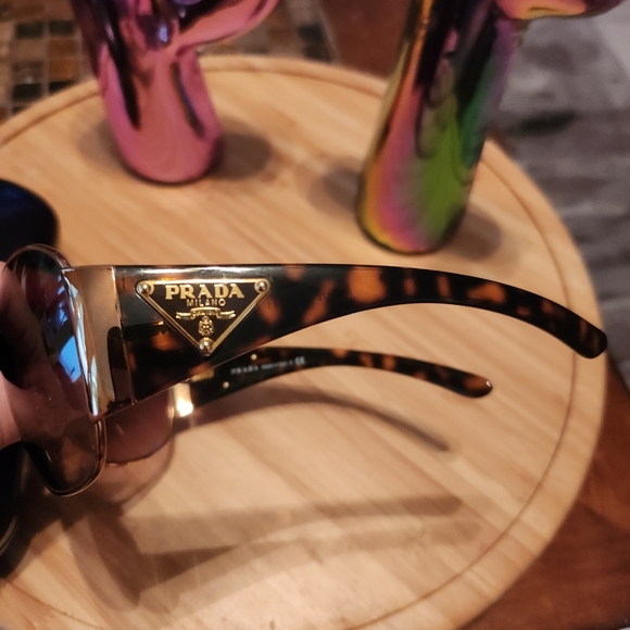 Prada sunglasses with case - Picture 3 of 10